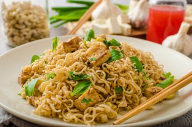 Tofu ve kaju fıstığı ile Çin eriştesi