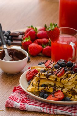 Belçika waffle ile yaban mersini, çilek