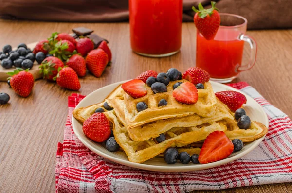 Belgian waffles with blueberries, strawberries — Stock Photo, Image