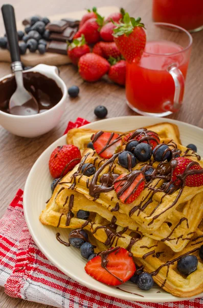 Belgian waffles with blueberries, strawberries — Stock Photo, Image