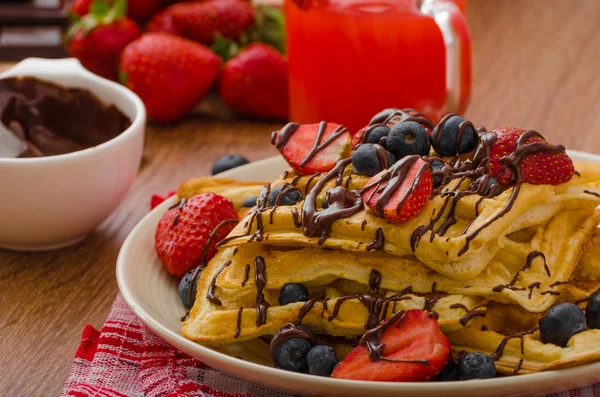 Belgian waffles with blueberries, strawberries — Stock Photo, Image