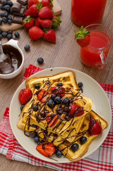 Belçika waffle ile yaban mersini, çilek — Stok fotoğraf
