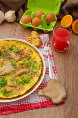 Füme et ve mantarlı omlet