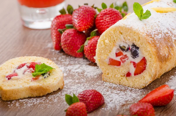 Sponge roll with strawberries and blueberries — Stock Photo, Image