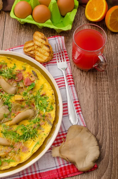 Omelete com carne defumada e cogumelos — Fotografia de Stock