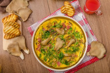 Füme et ve mantarlı omlet