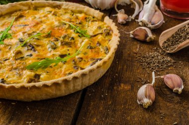 Peynir Quiche tavuk, roka ve mantar ile