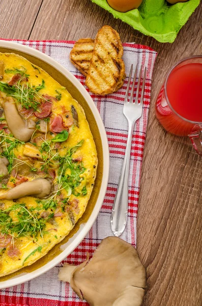 Omelette con carne affumicata e funghi — Foto Stock