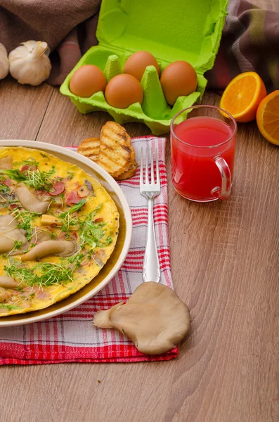 Omelette mit geräuchertem Fleisch und Pilzen — Stockfoto