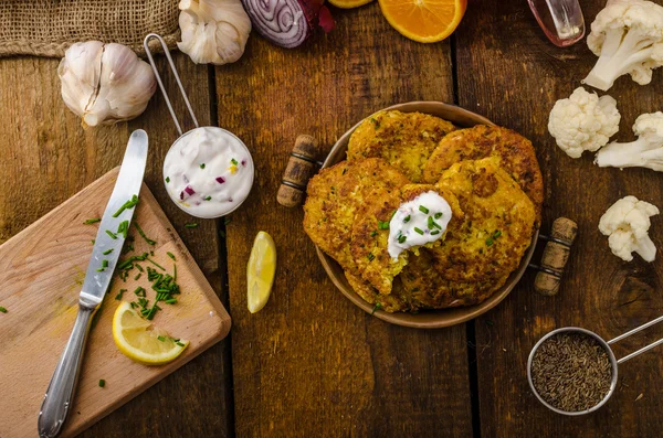 Cauliflower curry pancakes — Stock Photo, Image