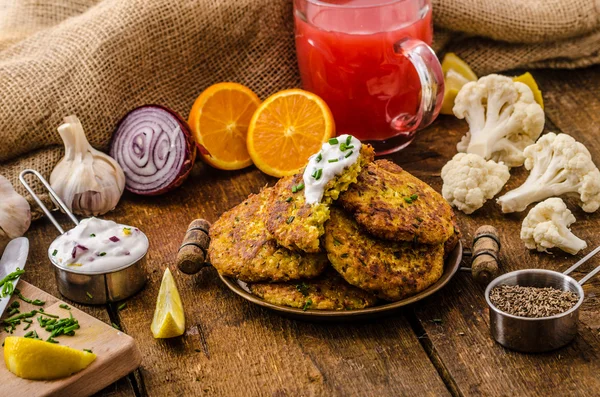 Cauliflower curry pancakes — Stock Photo, Image