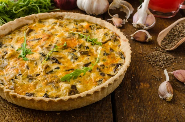 Sýr Quiche s kuřecím masem, rukolou a houbami — Stock fotografie