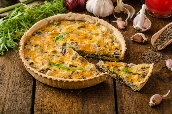 Peynir Quiche tavuk, roka ve mantar ile
