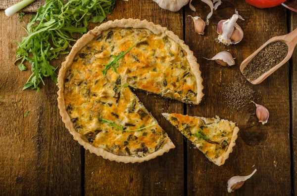 Brânză Quiche cu pui, arugula și ciuperci — Fotografie, imagine de stoc