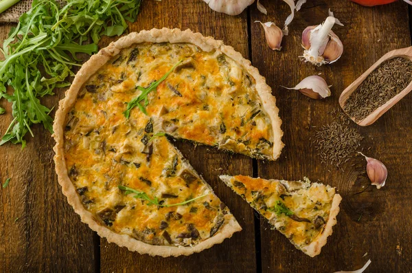 Quiche au fromage avec poulet, roquette et champignons — Photo