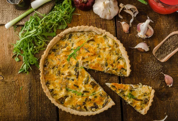 Kaas Quiche met kip, rucola en paddestoelen — Stockfoto