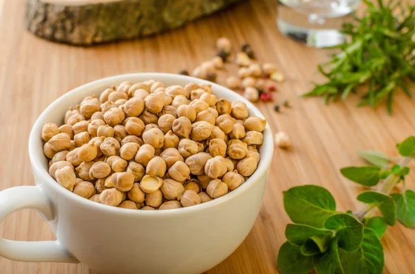 Raw and healthy chickpeas — Stock Photo, Image