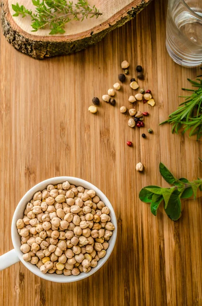 Raw and healthy chickpeas — Stock Photo, Image