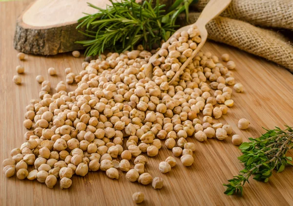 Garbanzos crudos y saludables — Foto de Stock