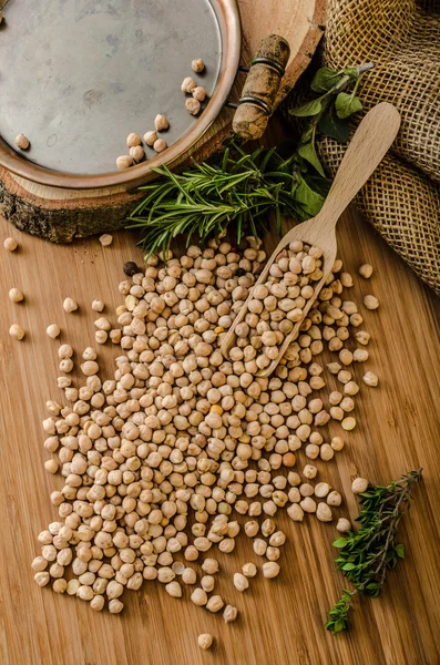 Rauw en gezonde kikkererwten — Stockfoto