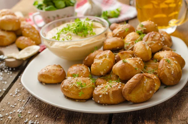 Pretzel rolls with cheese dip — Stock Photo, Image