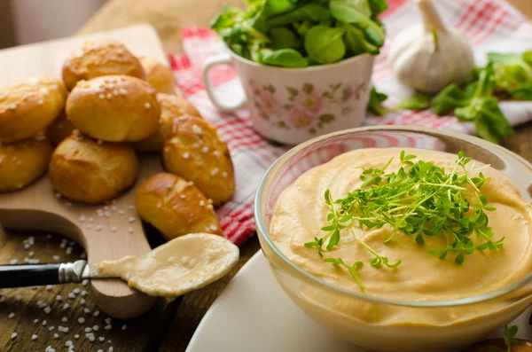 Rolos Pretzel com molho de queijo — Fotografia de Stock