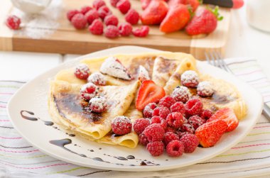 Ev yapımı balsamik azaltma ve taze meyve ile Pancakes