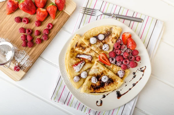 Pannenkoeken met zelfgemaakte balsamico vermindering en vers fruit — Stockfoto