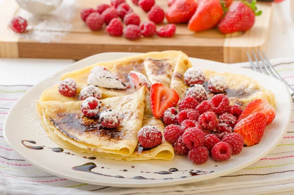 Panquecas com redução balsâmica caseira e frutas frescas — Fotografia de Stock