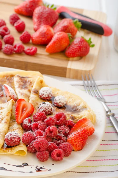 Crêpes avec réduction balsamique maison et fruits frais — Photo