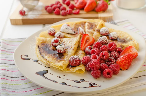 Pancakes with homemade balsamic reduction and fresh fruit — Stock Photo, Image