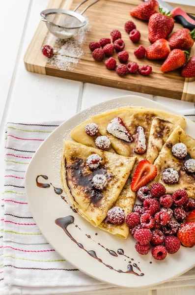 Pancakes with homemade balsamic reduction and fresh fruit — Stock Photo, Image