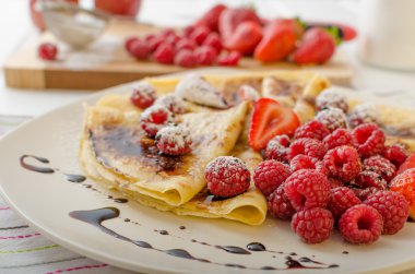 Ev yapımı balsamik azaltma ve taze meyve ile Pancakes