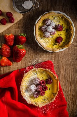 Biberiye ve çilek ile limon ekşi