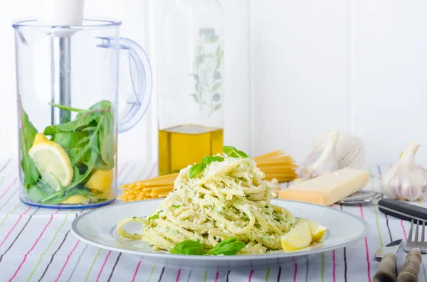 Macaroni met pesto — Stockfoto