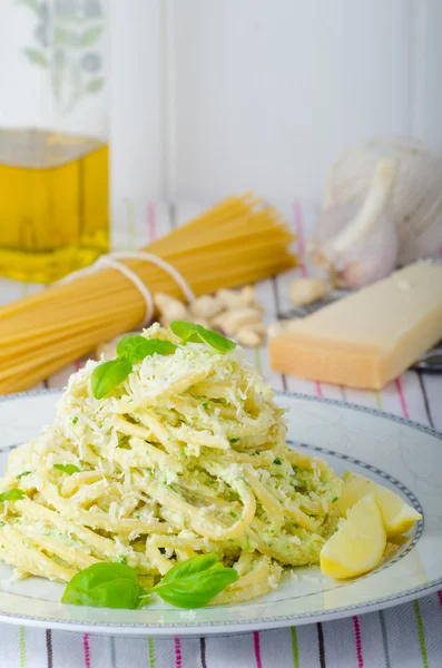 Macaroni met pesto — Stockfoto