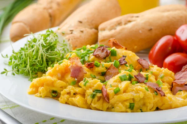 Scrambled eggs with bacon — Stock Photo, Image