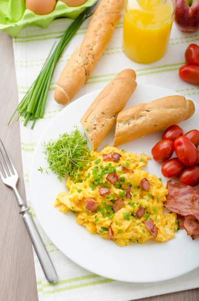 Huevos revueltos con tocino —  Fotos de Stock