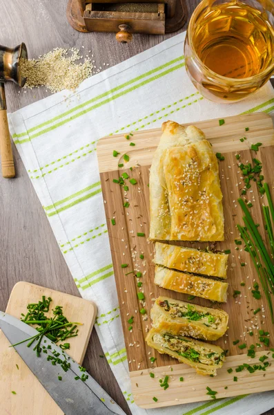 Штрудель со шпинатом, сыром и чесноком — стоковое фото