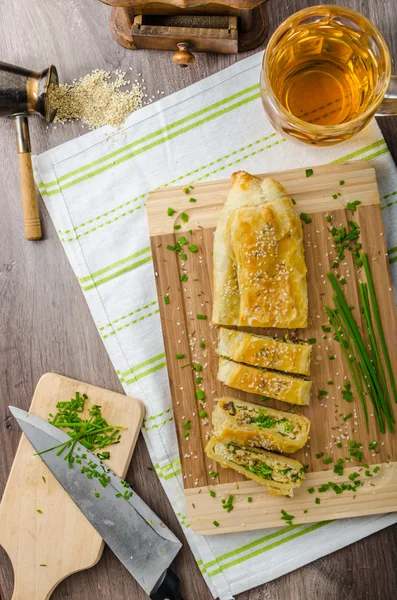Strudel with spinach, blue cheese and garlic — Stock Photo, Image