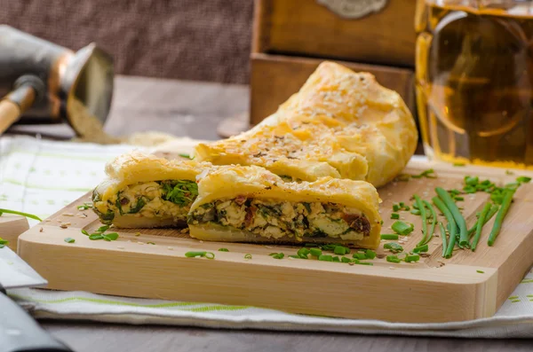 Strudel with spinach, blue cheese and garlic — Stock Photo, Image