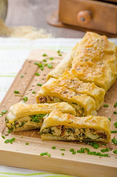 Strudel mit Spinat, Blauschimmelkäse und Knoblauch — Stockfoto