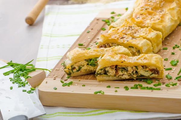 Strudel mit Spinat, Blauschimmelkäse und Knoblauch — Stockfoto