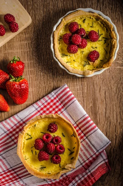 Tarte au citron au romarin et aux baies — Photo