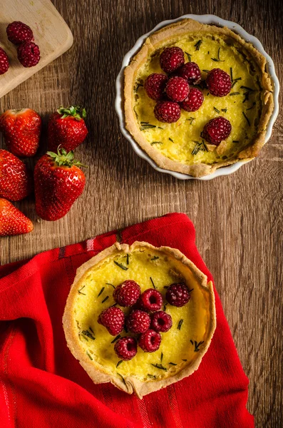 Crostata al limone con rosmarino e bacche — Foto Stock