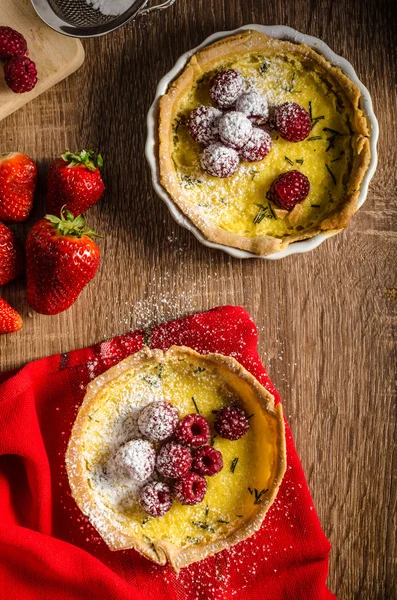 Crostata al limone con rosmarino e bacche — Foto Stock