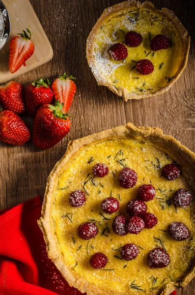 Tarte au citron au romarin et aux baies — Photo