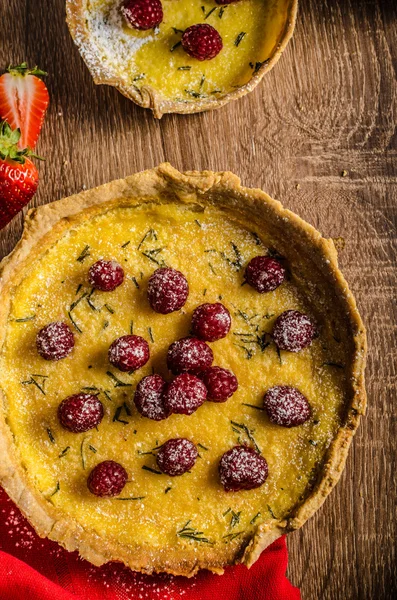 Tarte au citron au romarin et aux baies — Photo