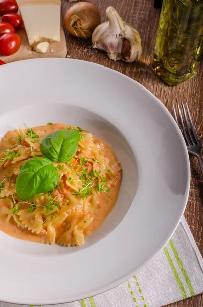 Pasta with tomato sauce with garlic — Stock Photo, Image