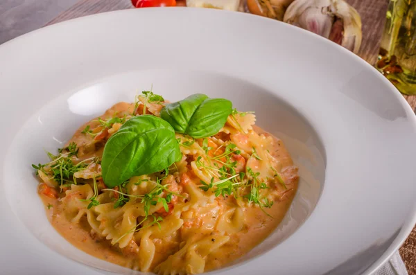 Pasta with tomato sauce with garlic — Stock Photo, Image